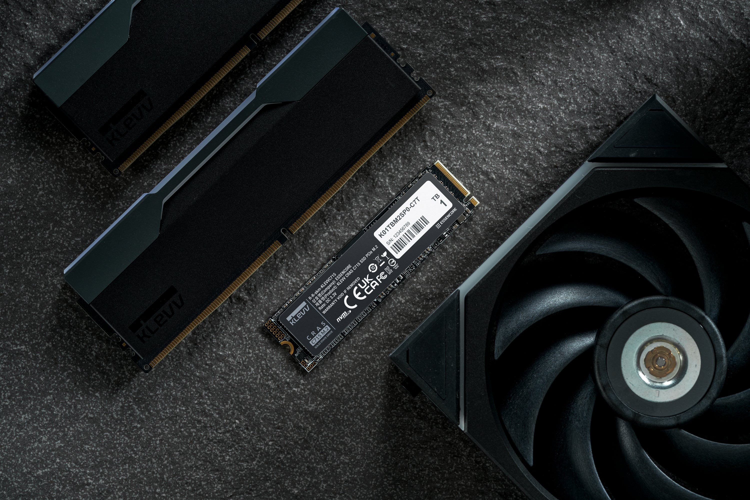 Klevv 科賦 CRAS C715 SSD 固態硬碟 256GB / 512GB / 1TB TLC NVMe PCIe 3.0 x4 M.2 2280