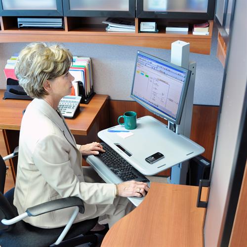 Ergotron WorkFit-C, Single LD/HD Sit-Stand Workstation一体式萤幕支架小型行动推车工作站
