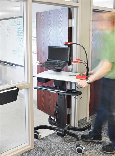 Ergotron LearnFit® Sit-Stand Desk, Short 16吋小型行动推车升降桌面