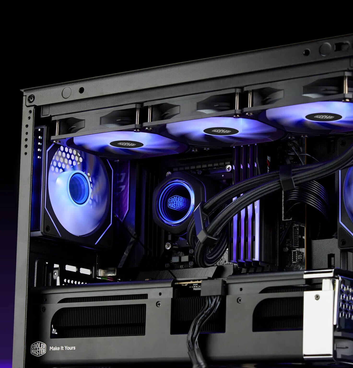 採用 Cooler Master 散熱及風扇的桌上電腦內部